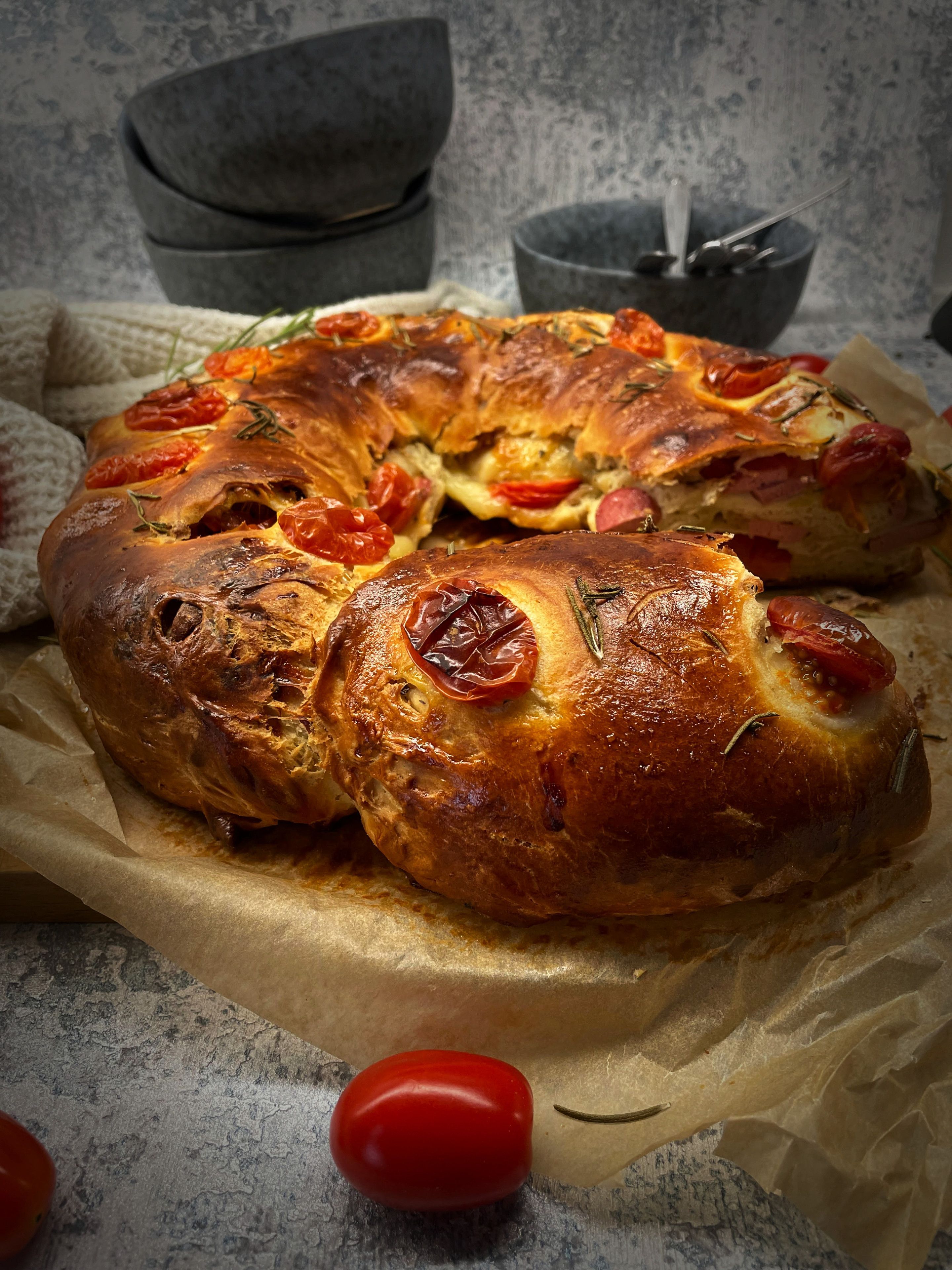 Resepti | Stritzel juustolla, kirsikkatomaatilla ja jalapenolla