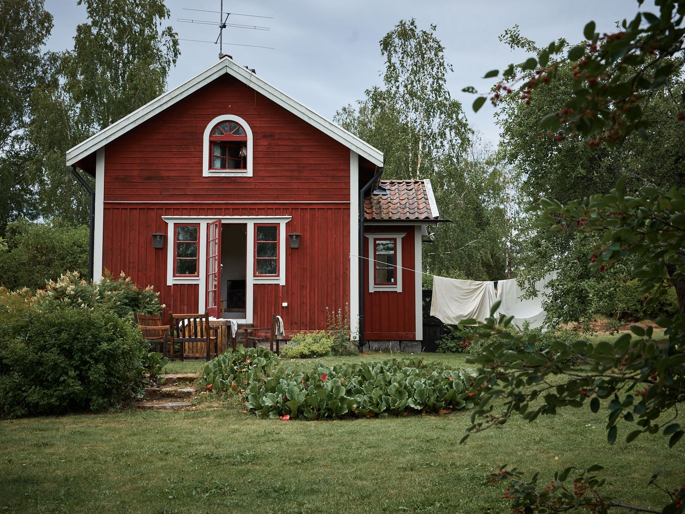 Pieni 75 neliömetrin maalaistalo sijaitsee kauniin vehreyden keskellä.